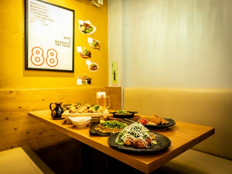 お店の出入り口から最も遠い場所には、ボックス席を設置