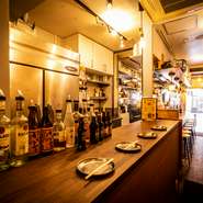 スタンディングバータイプ。喫煙もでき、ちょい飲みにぴったりの席です。立ち飲みの場合は、ちょっとしたおつまみをサービスします。