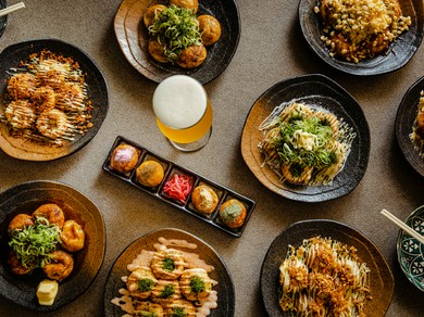 バリエーション豊富な料理を囲んで盛り上がる歓送迎会