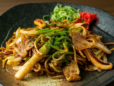 大ぶりイカと野菜の旨味、自家製ソースがもっちり麺にしっかり絡む『焼そば』