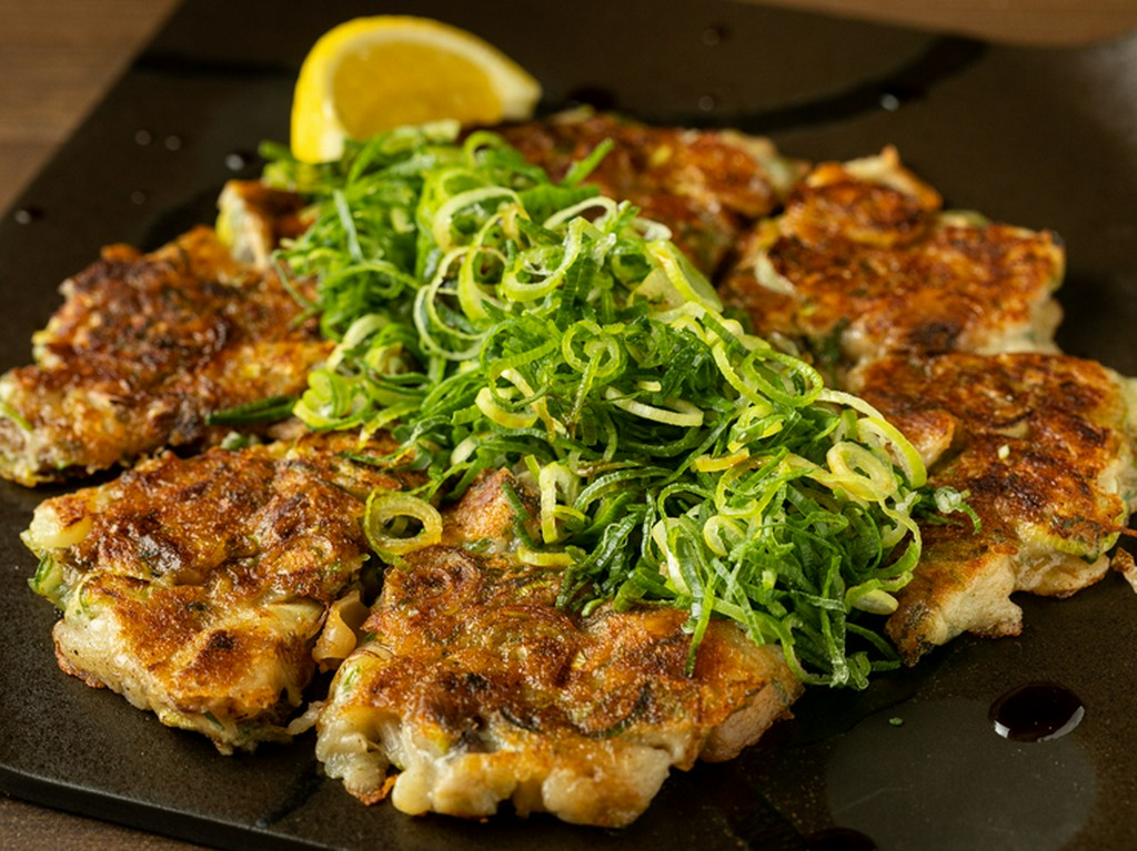 たっぷりの九条ネギと出汁醤油の味付けが、ビールによく合う『ねぎ焼』