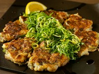 たっぷりの九条ネギと出汁醤油の味付けが、ビールによく合う『ねぎ焼』