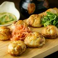 鵜卵と秘伝のスープを混ぜた出し汁を熱伝導の優しい銅板で焼き上げると、ゆっくりと丸い形から楕円形へと変わっていきます。鯖粉をベースに昆布などをブレンドしたつけ汁は、優しい味わいに仕上げられています。