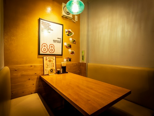 店の奥にはテーブル席をご用意