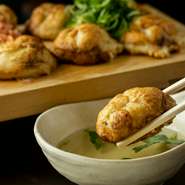 鵜卵と秘伝のスープが主になっている出し汁を、熱伝導の優しい銅板で焼き上げるため、自重でゆっくり楕円形になっていくほど生地がフワフワ。つけ汁に、たっぷり浸してから召し上がれ。