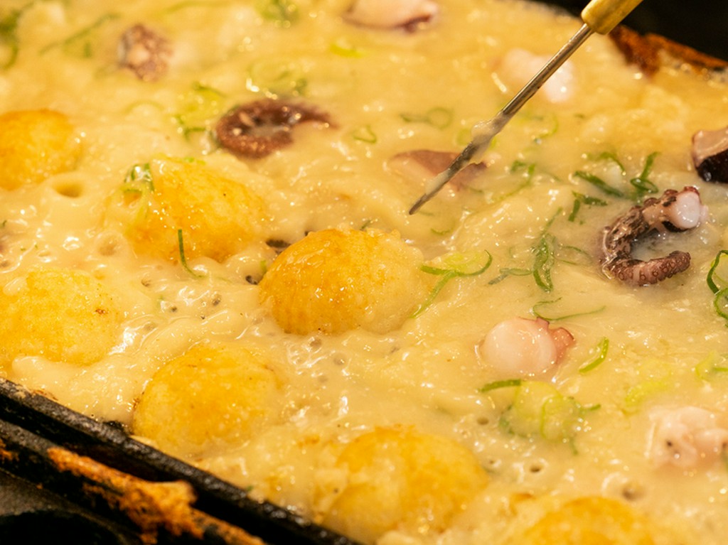 粉ものの生地は秘伝のスープをベースに、こだわりぬいてつくる