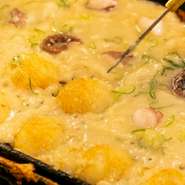 鶏ガラスープにキャベツ、ニンジン、バナナ、リンゴ、パインなどの10種類の野菜と果物を加え、4時間以上煮込んでつくる秘伝のスープ。さらに鰹と昆布の和だしを合わせ、味わい深い生地に仕上げています。