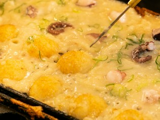 粉ものの生地は秘伝のスープをベースに、こだわりぬいてつくる