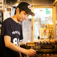 皆に楽しい時間を過ごしてもらえるように、自らも楽しい気分を持ち続けている料理人。そのためキッチンにいる料理人の口角は自然と上がり、いつも笑顔で料理をつくっている姿を見ることができます。