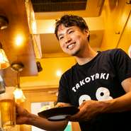 粉ものの良さは、気取らずに誰でも楽しめるところ。仕事終わりの会社員が一人飲みでほっこりしたり、二人以上で和気あいあいとシェアする姿を見ると嬉しくなります。粉ものを楽しむ雰囲気づくりを大切にしています。