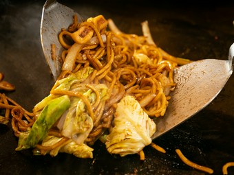 目の前で料理ができあがる音や香りを楽しめるカウンター席