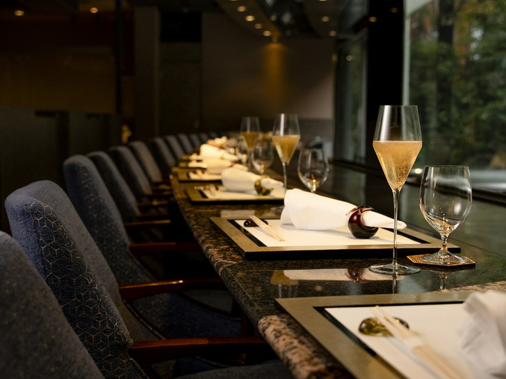 日常の喧騒を忘れてゆったりと過ごせる落ち着いた店内