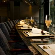 店内は、照明を落とした落ち着きのある大人の空間。堅苦しくないフレンドリーな接客と、周りの喧騒を感じさせない静けさが、心地よさを演出してくれます。