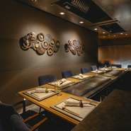 鉄板焼での接待には、落ち着いた半個室のテーブル席や、最大8名まで座れるコの字になった鉄板カウンター席がおすすめ。贅沢素材をふんだんに使った、季節感を味わえるコースもあります。