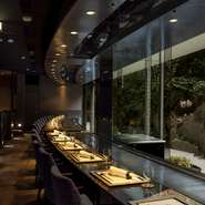 デートには、【ふじた】自慢の大きな窓を目の前にした鉄板カウンターが最適。ライトアップされた幻想的な中庭を眺めながら、良いムードで誕生日や2人の大切な記念日を過ごせます。