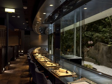 目にも涼しいライトアップされた中庭の深緑