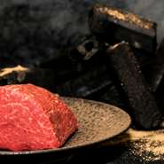 焼肉の最先端を表現する為に USHIMITSU は生まれました。 
薪や炭和牛ステーキの食べ比べをスペシャリテに、 
最先端の調理法でいつもより少し特別な焼肉をご提案します。
