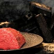 焼肉の最先端を表現する為に USHIMITSU は生まれました。 
薪や炭和牛ステーキの食べ比べをスペシャリテに、 
最先端の調理法でいつもより少し特別な焼肉をご提案します。
