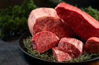 料理長の目利きにより、肉質に拘り、その日の一番良いものをご提供。生産者の想いをしっかりと受け継ぎお客様にお届けします。
