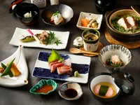厳選された日本酒を
飲み比べ出来るコースです
日本酒に合わせて季節の御料理を
御用意させて頂きます