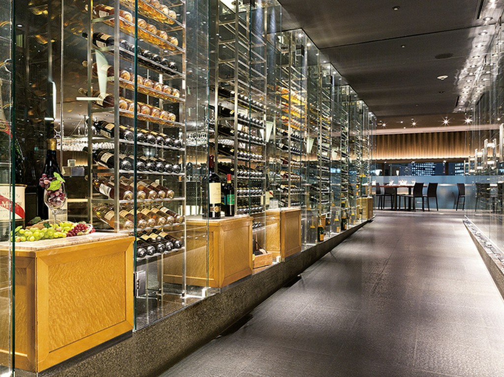 世界中からセレクトされたワインが、常時40種類以上