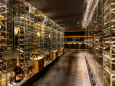 世界中からセレクトされたワインが、常時40種類以上