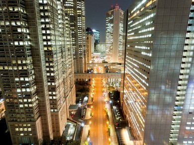 一面の大きな窓越しには都庁をはじめとする西新宿の夜景が