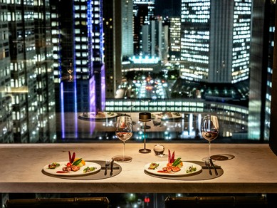 ホテル最上階からの夜景と大切な日のサプライズにケーキを