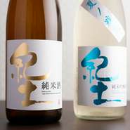 東京でも人気を博す、地元和歌山の平和酒造のお酒を取り揃えています。ほかではなかなか飲めない味わいで、県外からも来店する人がいるほどの人気。夏や秋の季節限定の紀土も登場します。