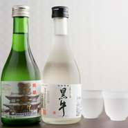 名手酒造店の『黒牛』や田端酒造の『羅生門』など、和歌山県の酒蔵が作る地酒も用意されています。それぞれの味の個性を楽しみましょう。
