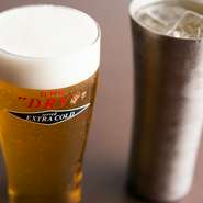 マイナス0～2℃で冷やし、凍る直前まで冷やした『エクストラゴールト』のビールは細やかで甘い泡が魅力。『フリージングハイボール』はステンレスのグラスが涼感満点。夏はもちろん、冬の鍋にもぴったり！