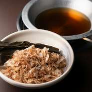 ダシは毎朝、その時期で最高品質のカツオ節と昆布からとっています。手抜きをせず、和食本来のおいしさを追求。新鮮な魚介の味わいを存分に引き立ててくれます。