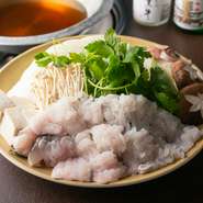 鮮魚店が営む和食店なので素材の良さは折り紙つき！鍋は季節の味わいが楽しめます。5月下旬～9月初旬の鱧鍋（写真）をはじめ、冬はフグやクエ、カニ鍋なども人気。関西ならではのクエ鍋はリーズナブルと評判！