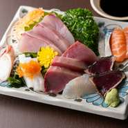 その季節にもっともおいしい旬の刺身を、10種ほど盛り合わせたボリューム満点なランチの定食です。ご飯と小鉢、香の物、味噌汁付き。醤油には、刺身にマッチした甘く濃厚な「たまり醤油」を使用しています。