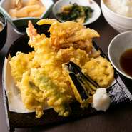 エビや野菜の自家製のかき揚げ、旬の魚と、ボリュームも値段も申し分ないランチの定食。エビや旬の魚はもちろん、野菜のかき揚げやレンコン、ナスなどの天ぷらを山盛りで提供。サラダ油でカラッと揚げています。


