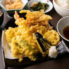思わず笑顔！ 山盛りの天ぷらに大満足の『天ぷら定食』