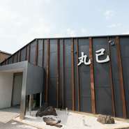 別館は予約専用の建物。黒塗りの壁がどっしりとした風格を醸し、店内はゆったり広々としています。