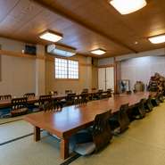 本館は2階建てで、2階は広々とした座敷席。最大60人まで一度に収容できます。