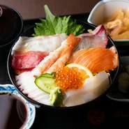 コストパフォーマンスが抜群のランチメニュー。マグロやカンパチ、サーモン、タコ、イクラなど具だくさんで、魚好きにはたまらないご馳走です。

