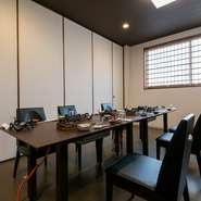 平屋建ての別館は予約専用の宴会フロア。法事などにも利用しやすいスペースです。広々とした空間にテーブルが並び、最大120人まで収容可能。立食スタイルなら最大160人まで入ります。