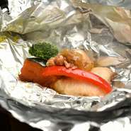 串本の“逸魚”梅マダイなどを主役に、じゃがいも、かぼちゃなど旬の野菜を脇役に。和歌山・湯浅産の金山寺味噌とバターで蒸し焼きにして仕上げています。ホイルを開けたら美味しい香りがふわっと広がります。

