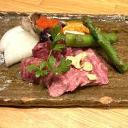 地元のブランド和牛、熊野牛を使ったステーキです。きれいなサシの入ったお肉を平井のゆずの里のポン酢でお召し上がりくださいませ。
サーロイン2400円、モモ肉2000円