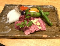 地元のブランド和牛、熊野牛を使ったステーキです。きれいなサシの入ったお肉を平井のゆずの里のポン酢でお召し上がりくださいませ。
サーロイン2400円、モモ肉2000円