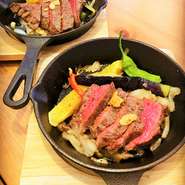 地元のブランド和牛、熊野牛を使ったステーキです。きれいなサシの入ったお肉を平井のゆずの里のポン酢でお召し上がりくださいませ。
サーロイン2200円、モモ肉1800円