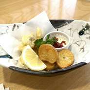 カリカリ梅をがトッピングされた自家製タルタルソースをつけてお召し上がりください♪