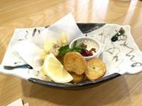 カリカリ梅をがトッピングされた自家製タルタルソースをつけてお召し上がりください♪