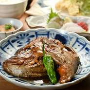 梅まだいの兜煮、その日のお造り三種盛り、南紀勝浦で揚がったマグロの天ぷらがセットに。梅マダイやマグロなど、地の魚をさまざまな和の調理技法で楽しめる御膳です。串本界隈を訪れたなら、昼食はこれで決まり！