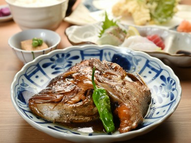 お昼限定！串本名産、梅マダイのカブトの煮つけが主役の『潮彩御膳』