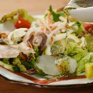 新鮮野菜に逸魚の生ハムをトッピング。さらに串本産養殖マグロの胃袋をホルモン風の食感に茹でたものを加えて。バジルドレッシングがイタリアンな風味を演出します。

