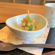 なんたん密姫がたっぷり入ったアイスの上に、ペースト状のなんたん密姫を乗せ、最後に黒蜜をかけ芋ケンピをトッピング。一口頬張れば、かりかりトロッとした食感と甘いお芋の味が楽しめる至福の一品です。